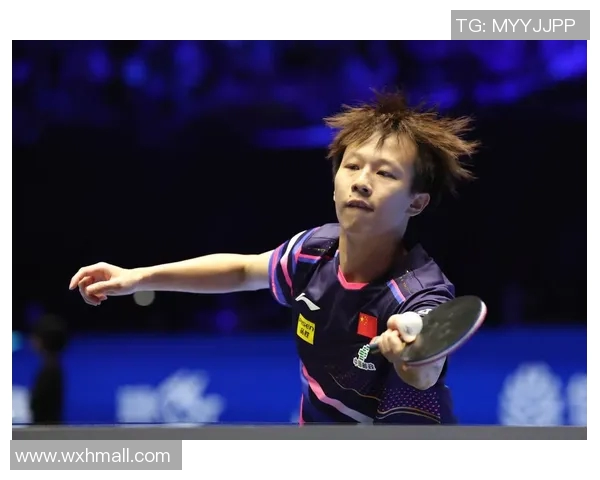 足球明星挑战网球技巧展现运动跨界魅力与乐趣